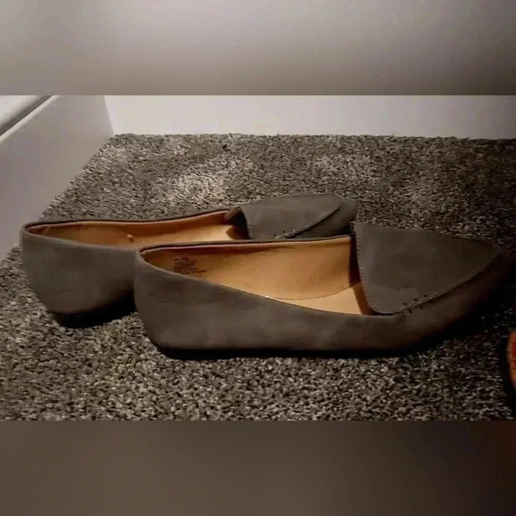 Woman's gray flats size 9 never worn faux suede - Picture 2 of 3
